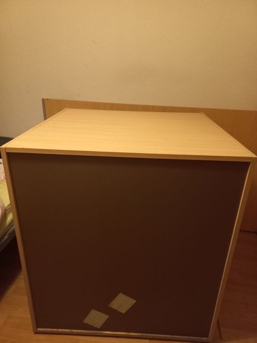 Vendo móvel com uma prateleira e um suporte de pendurar roupa.