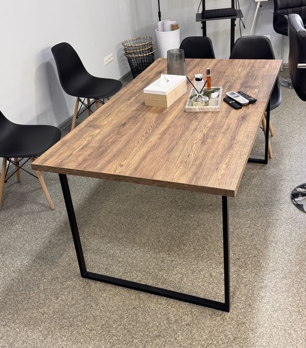 Стіл обідній на залізному каркасі