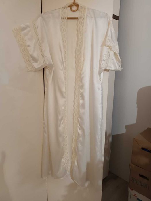 szlafrok  biał biały wykończenie   koronka do negocjacji