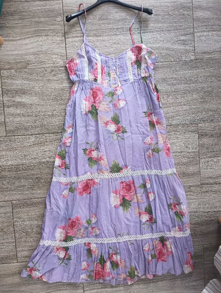 Liliowa sukienka maxi w kwiaty