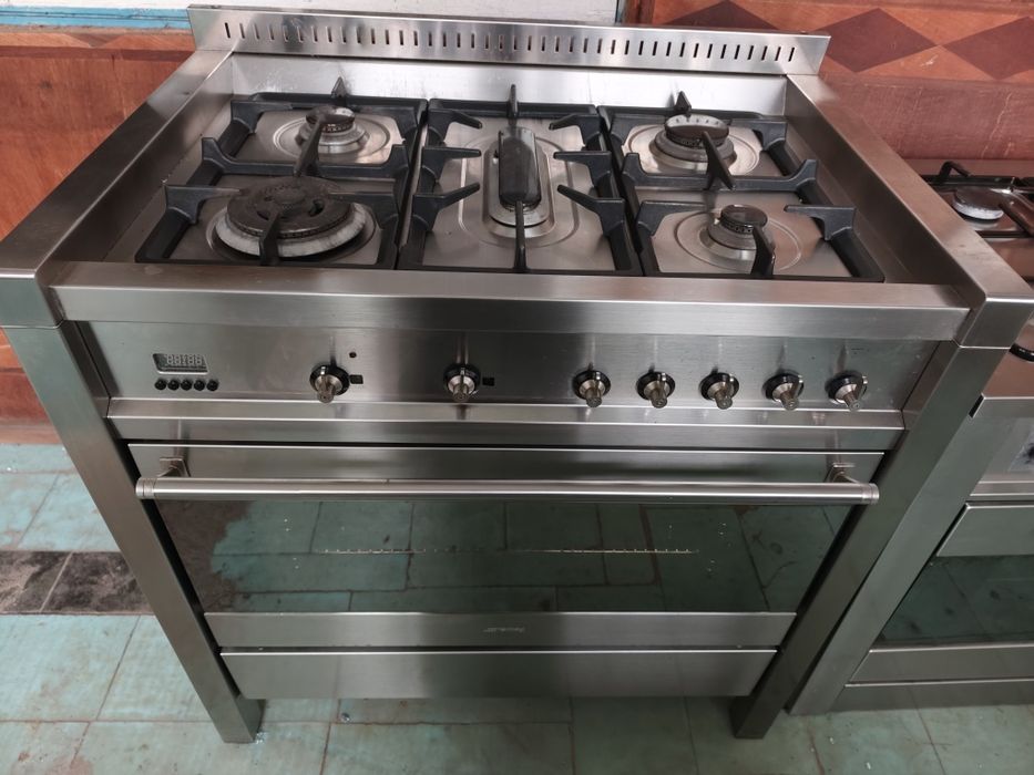 Професійна газова плита smeg на 5 камфорок