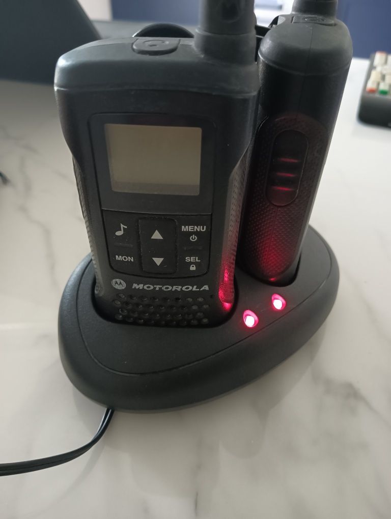 2 Walkie Talkie Motorola e carregador. Usados em bom estado*