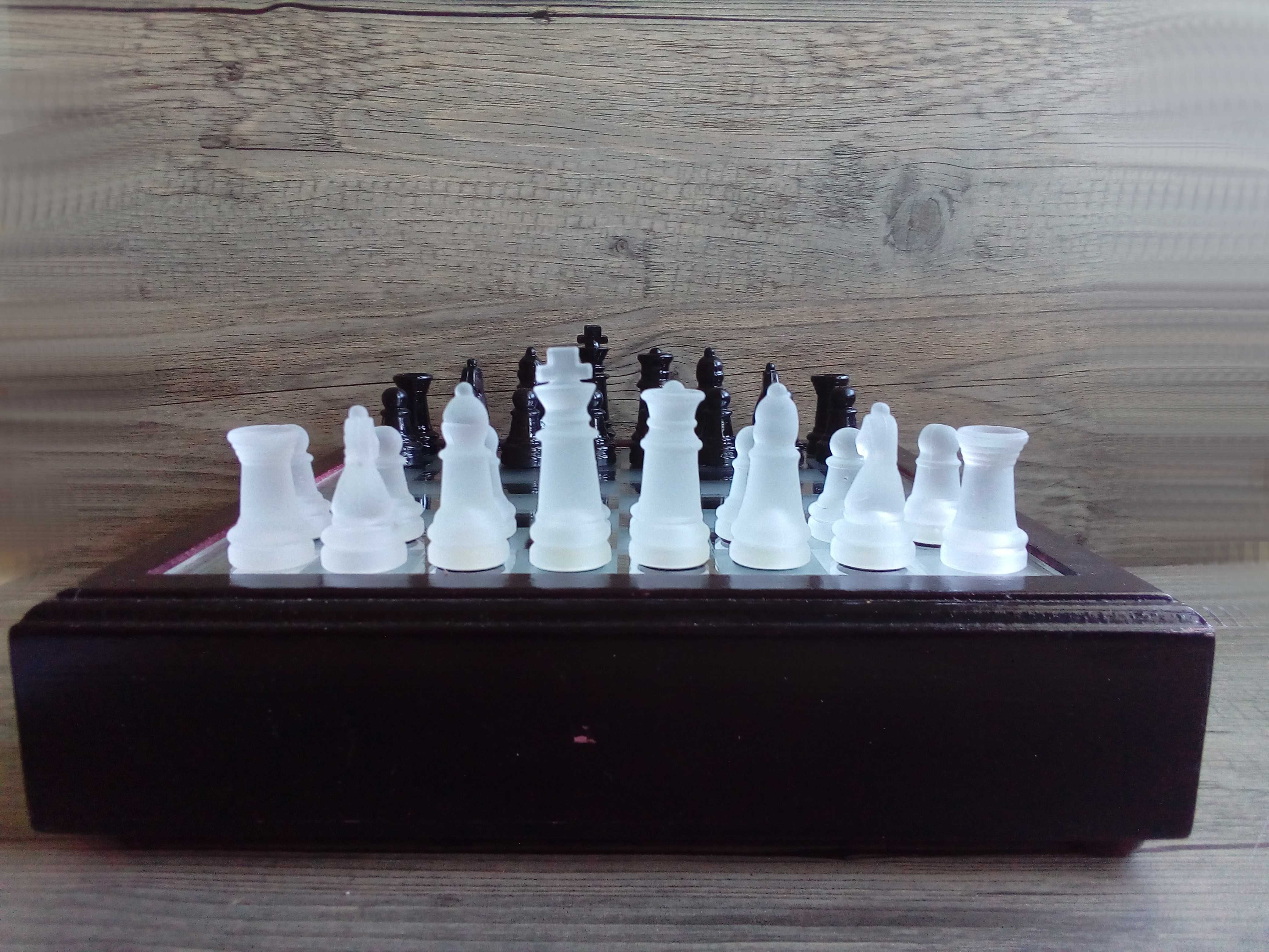 szachy szklane w drewnianym pudełku