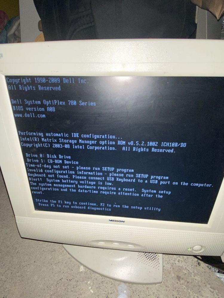 Komputer Dell 780 z systemem i klawiaturą.