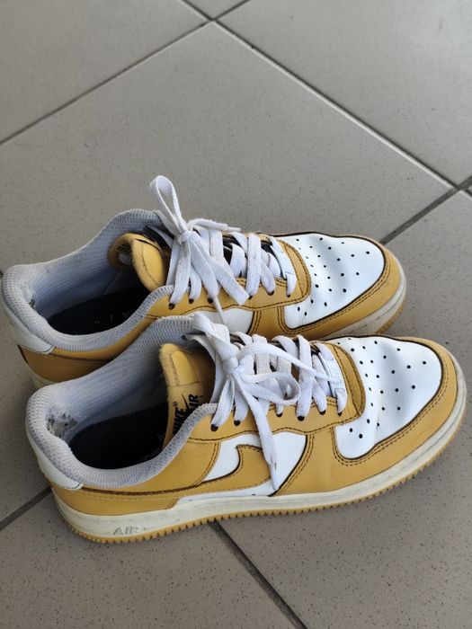 Кросівки жіночі Nike Air Force 1 жовті