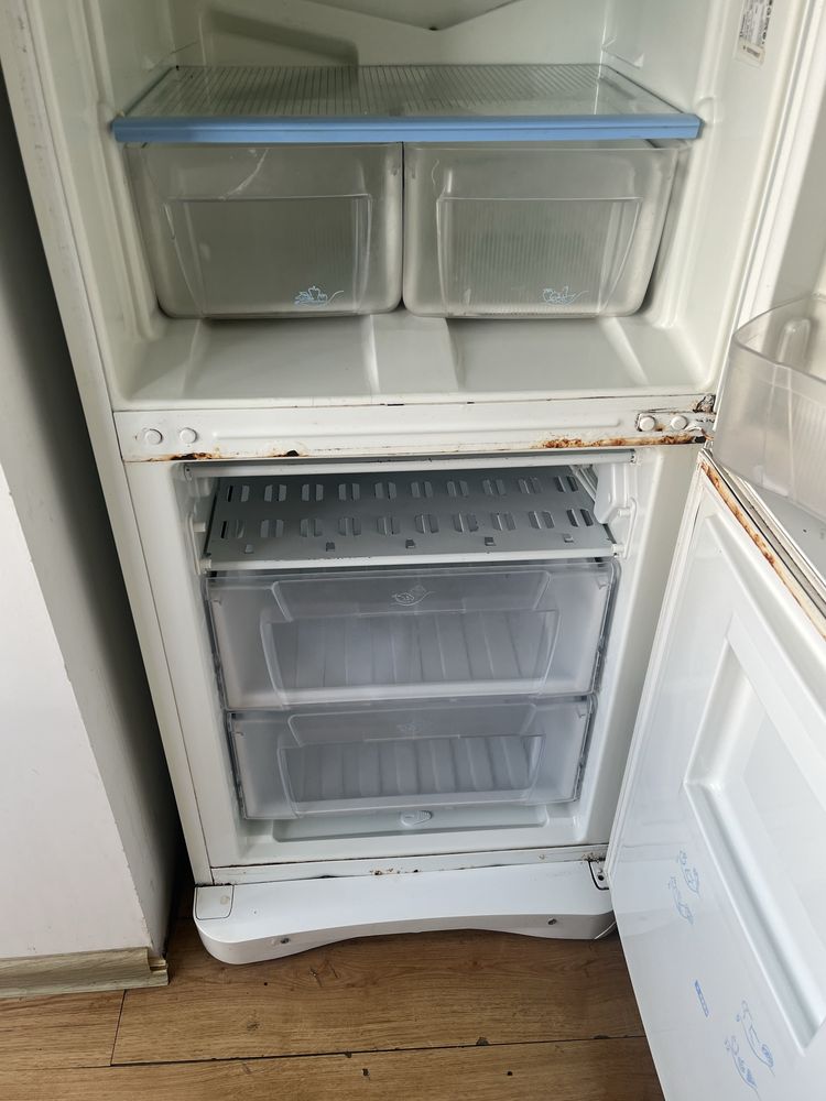 Холодильник Indesit , працюючий