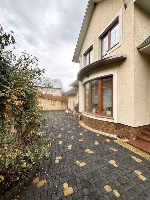 Продаж чудового будинку біля лісу