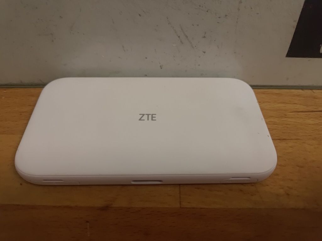 Kompletna obudowa do router modem ZTE UFI. Obudowa, klapka i przyciski