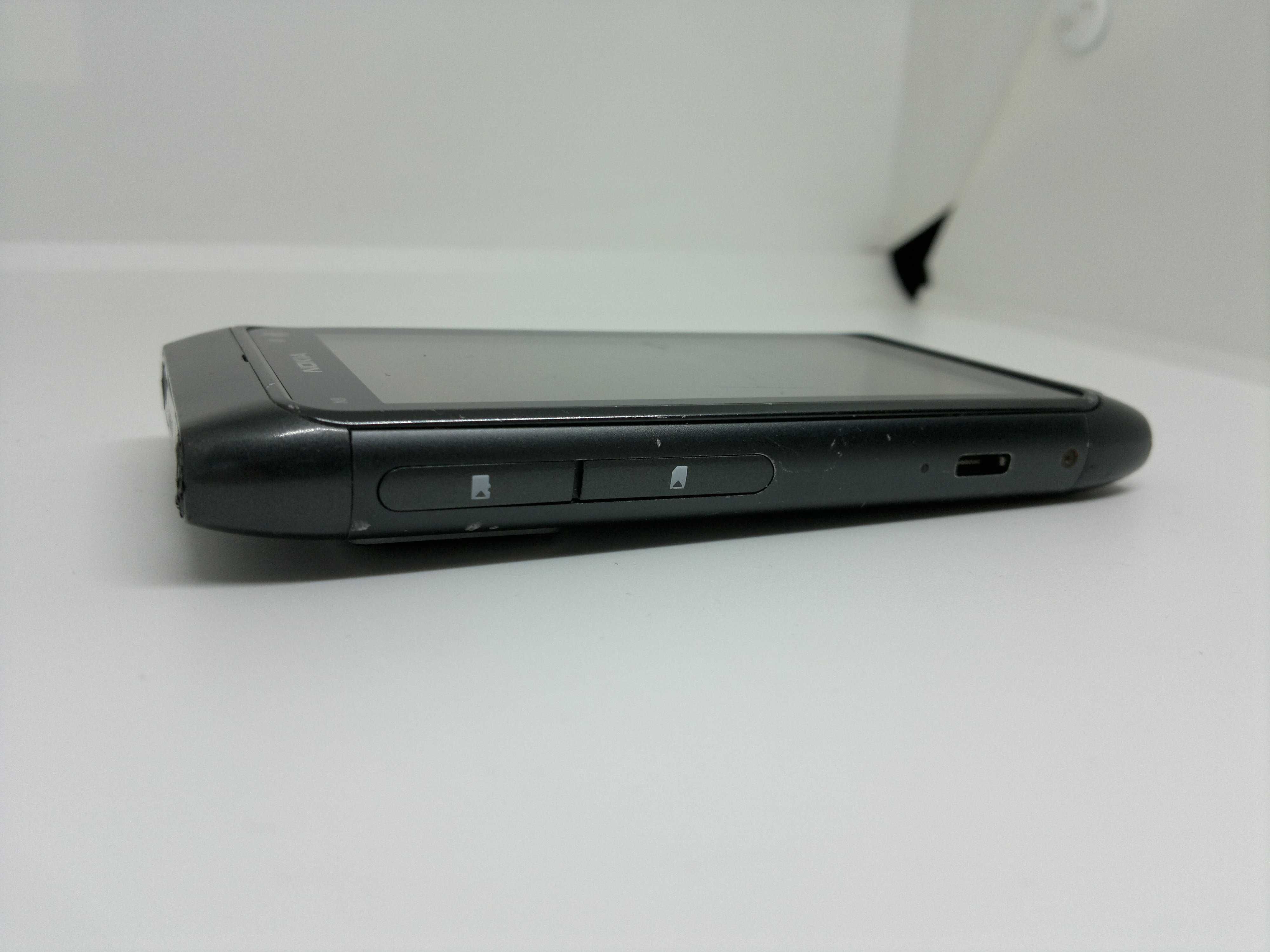 Kultowy Telefon Nokia N8 (Transmiter FM, Symbian Belle, Aparat 12 mpx)