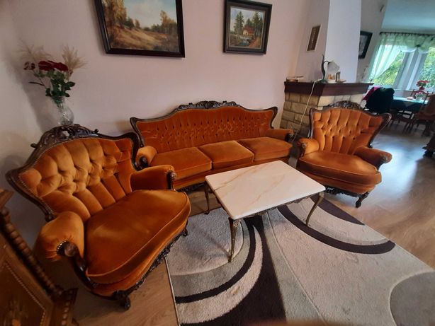 antyczna sofa i dwa fotele