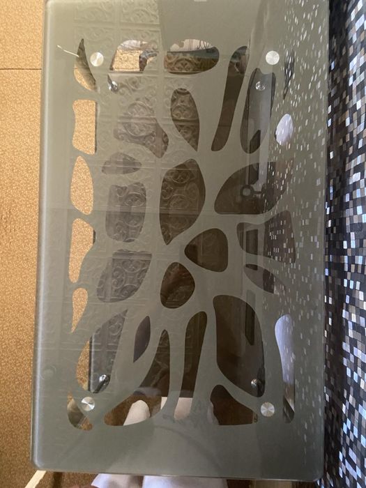 Стеклянный стол