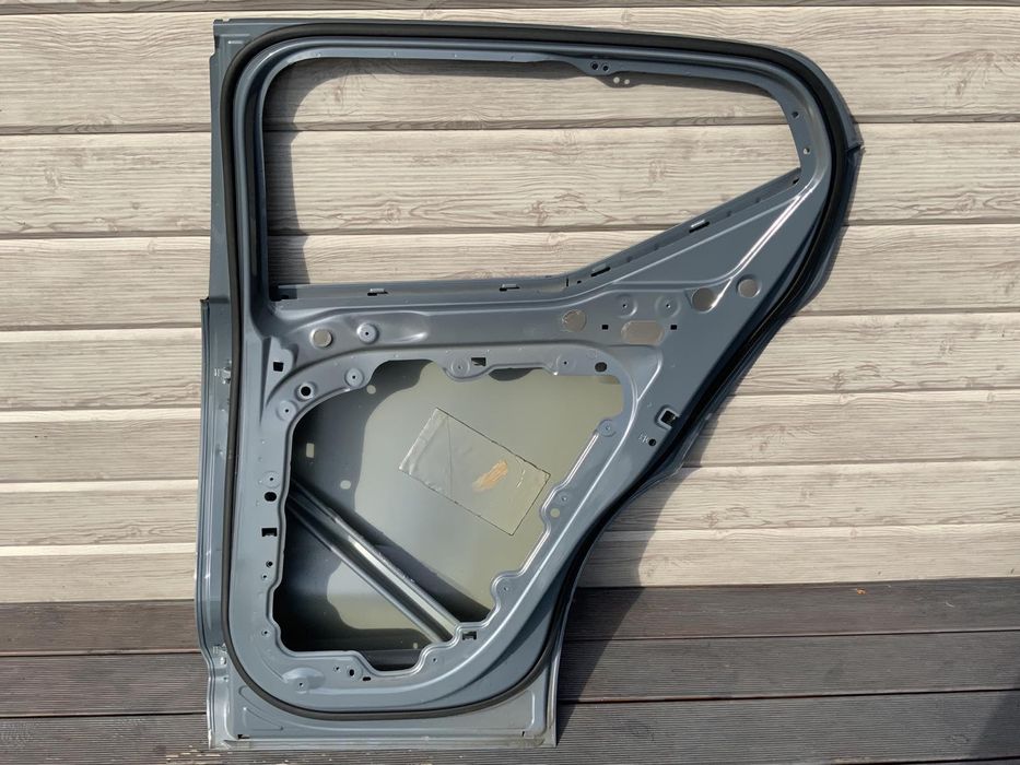 Дверь правая передняя задняя Volvo XC40 двері