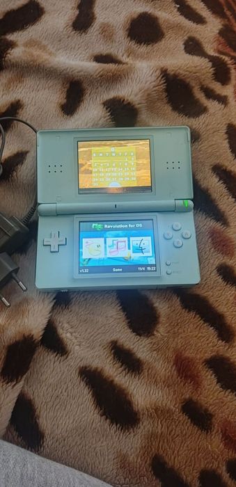 Nintendo DS lite бірюзова + ігри, зарядка, стилус карта R4 2gb  micrSD
