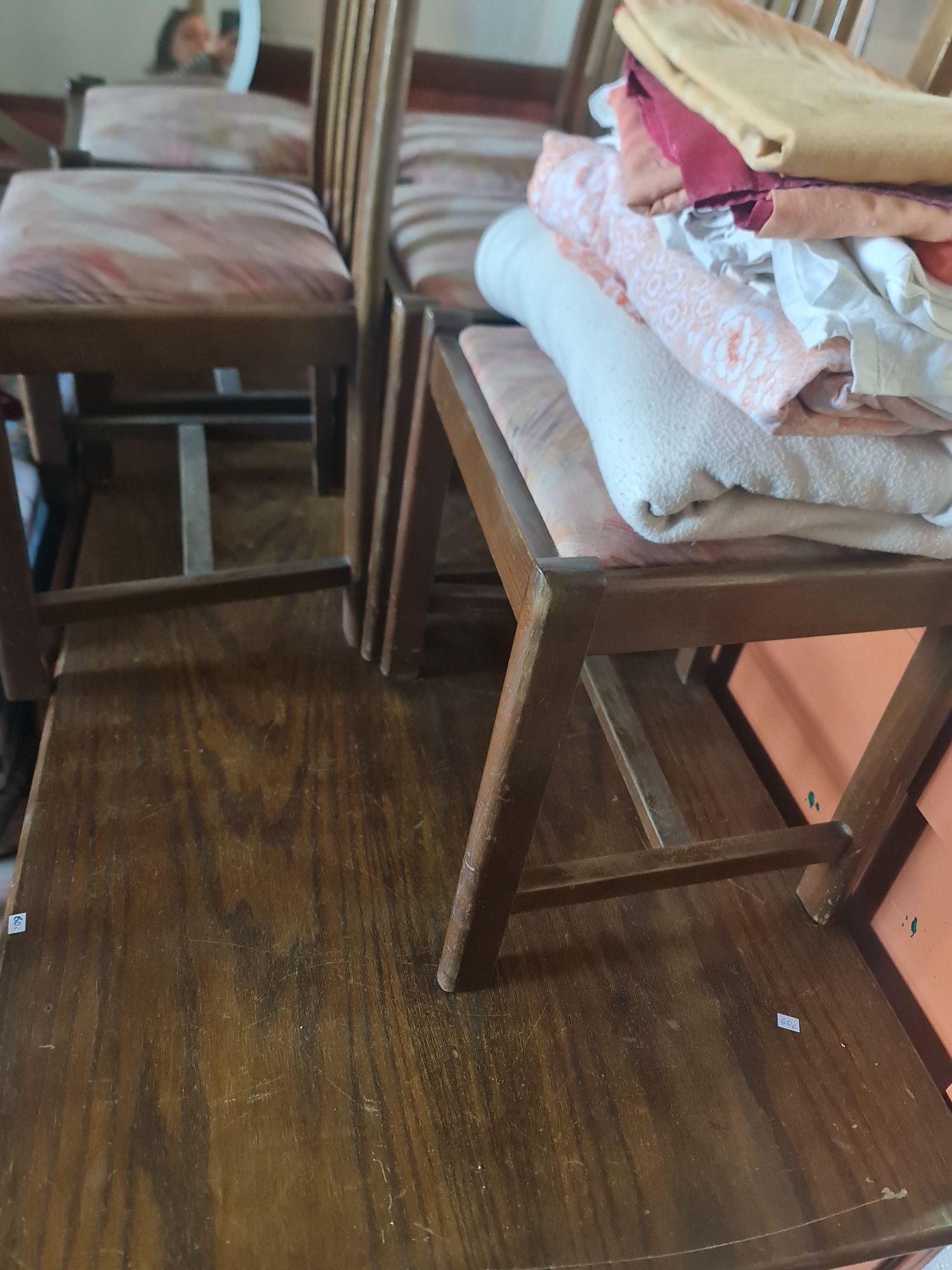 Vendo mesa com 6 cadeiras