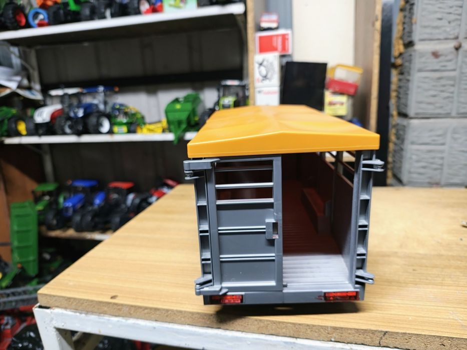 Bruder przyczepa do przewozu zwierząt