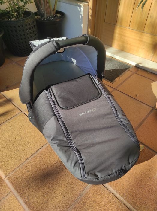 Carrinho de bebê e alcofa