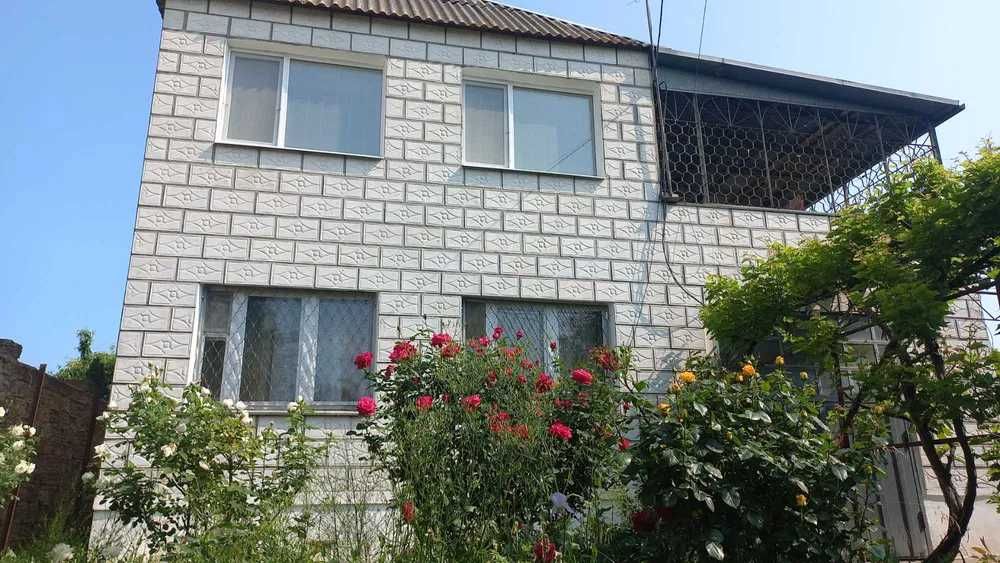 (13)Продам просторий 2-поверховий будинок в центрі с. Молодіжне.