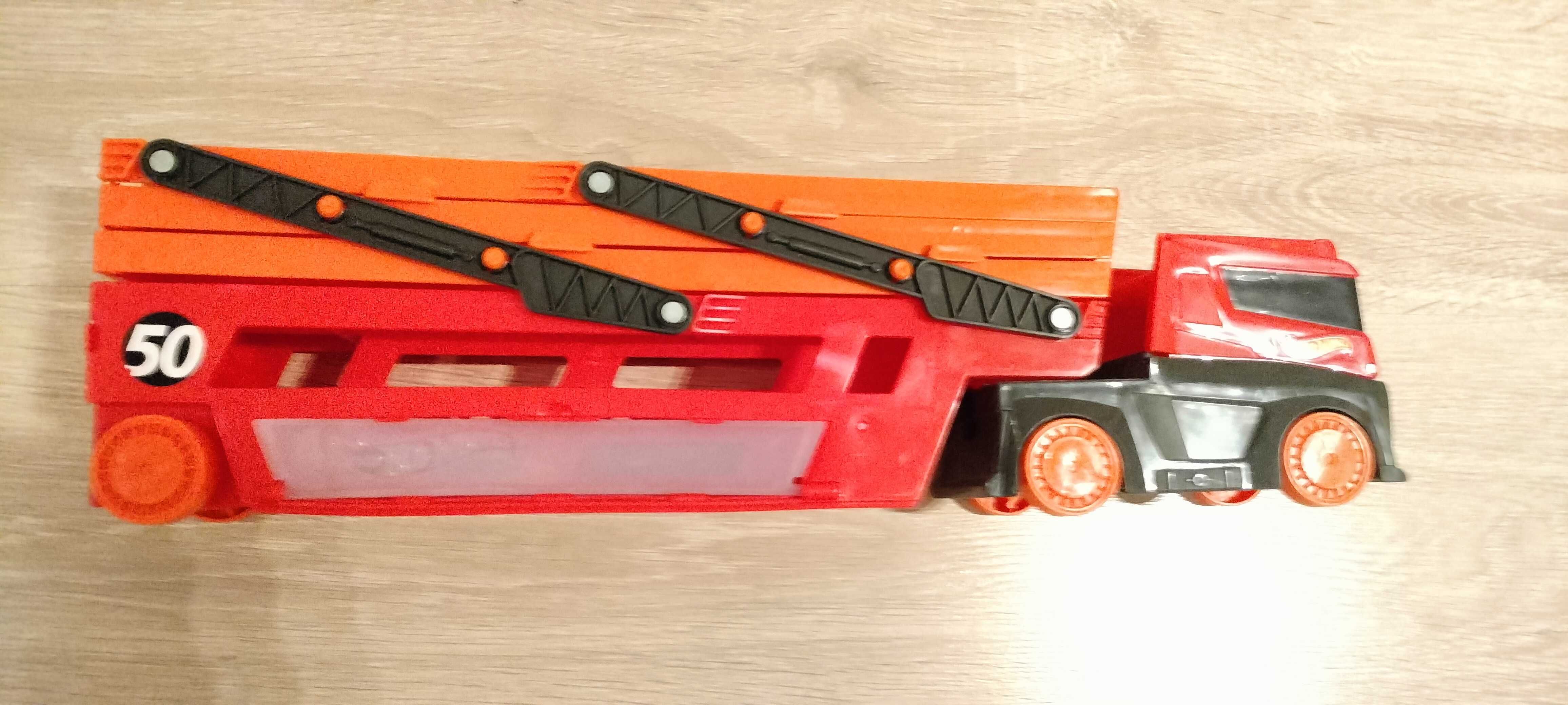 HOT WHEELS Mega Transporter Laweta na 50 aut