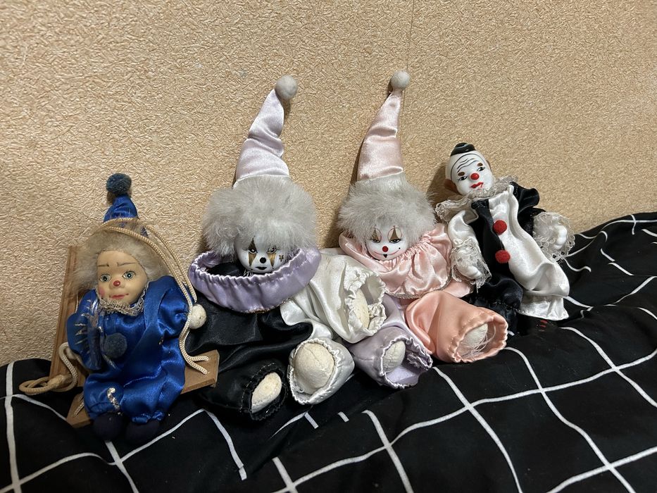Фарфоровая кукла клоуна