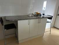Bancada de cozinha com 2 bancos