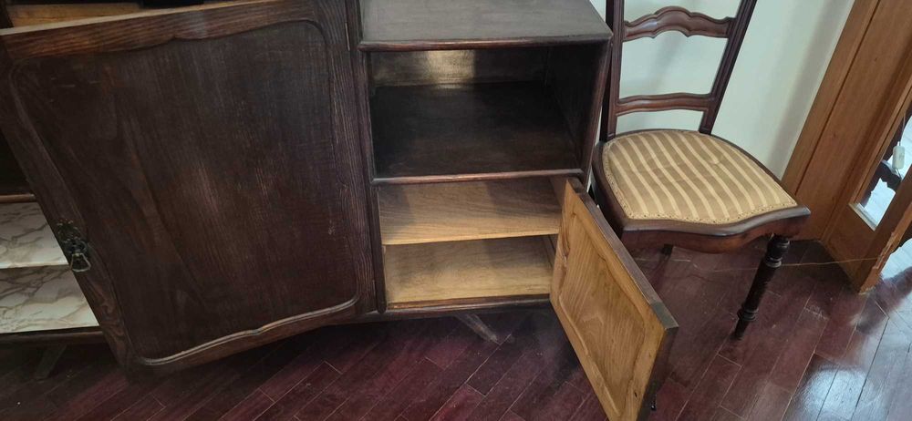 Móvel e duas cadeira antigos para hall de entrada