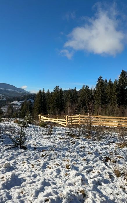 Маленька ділчнка в  горах з підіздом легковика .