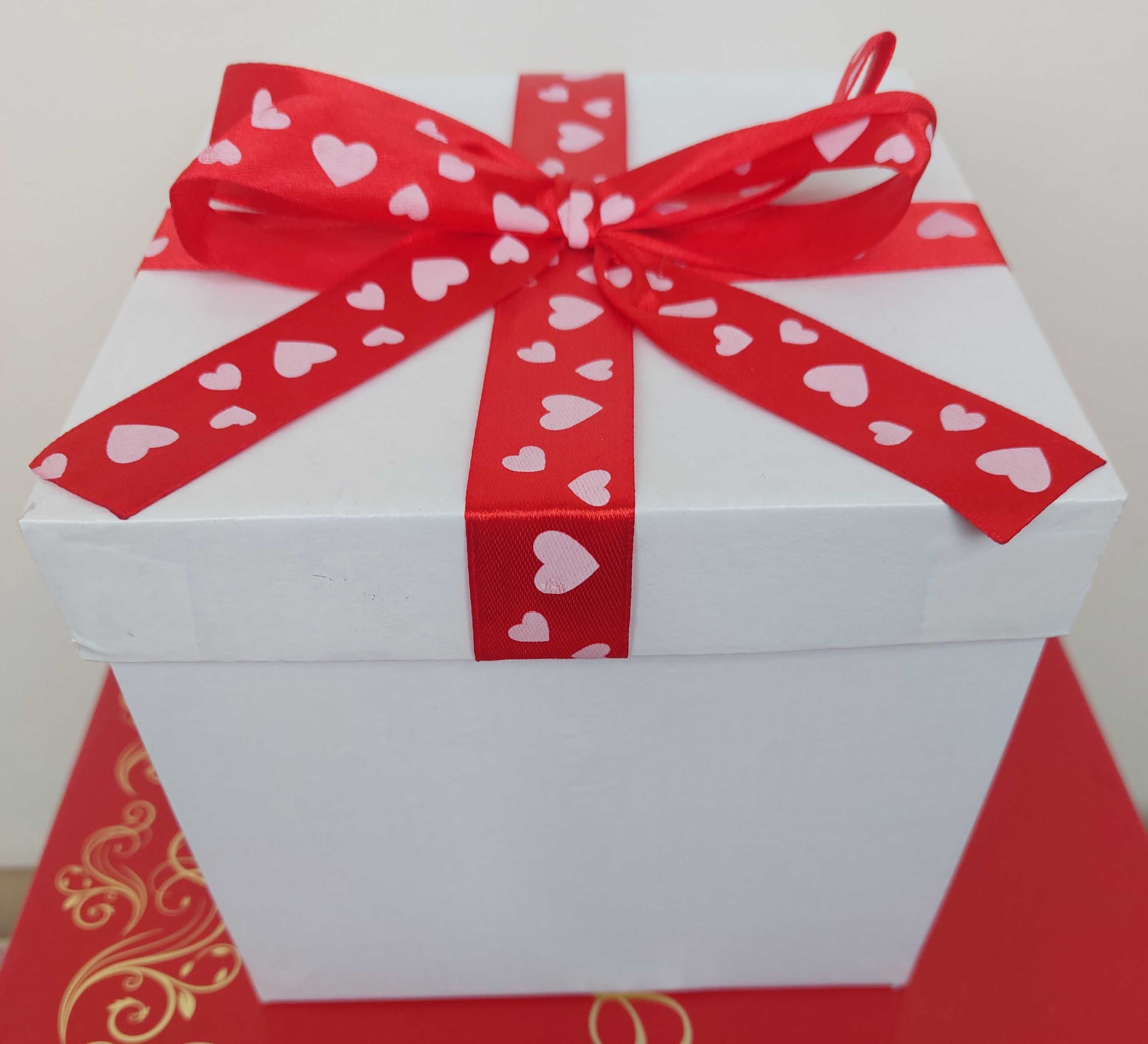 Коробка подарункова 4 в 1 біла з серцями