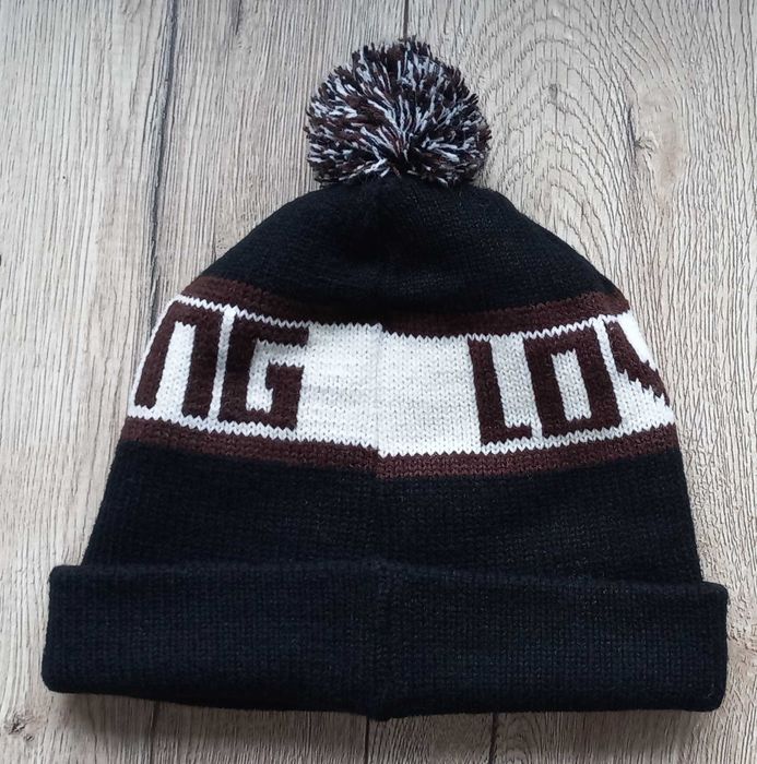 Czarna czapka zimowa Love Life Long z pomponem