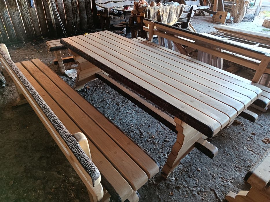 Продаеться стіл злавками та двома табуретками  55000 грн