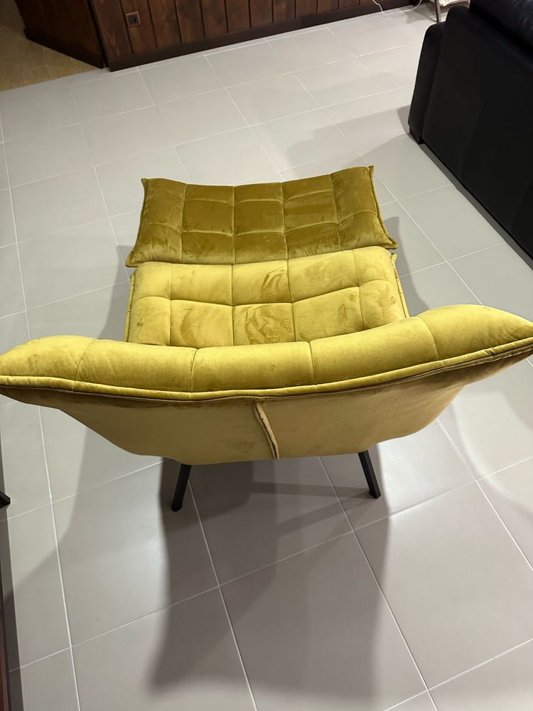 Poltrona com apoio de pés amarelo torrado