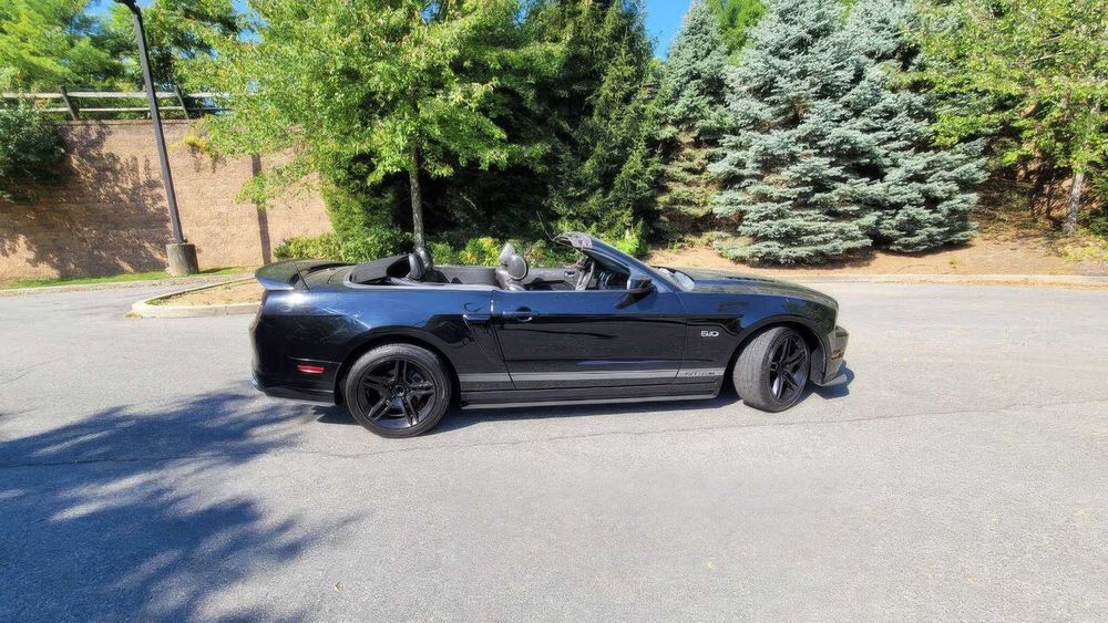 Ford Mustang GT Premium Convertible      2013