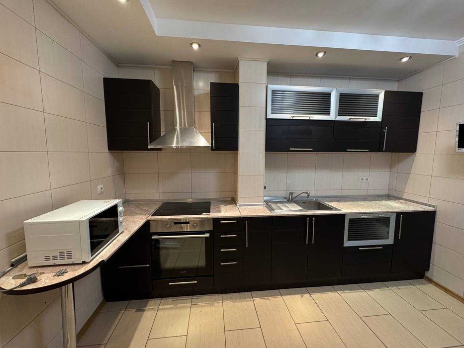 Кухня темно-коричневого кольору