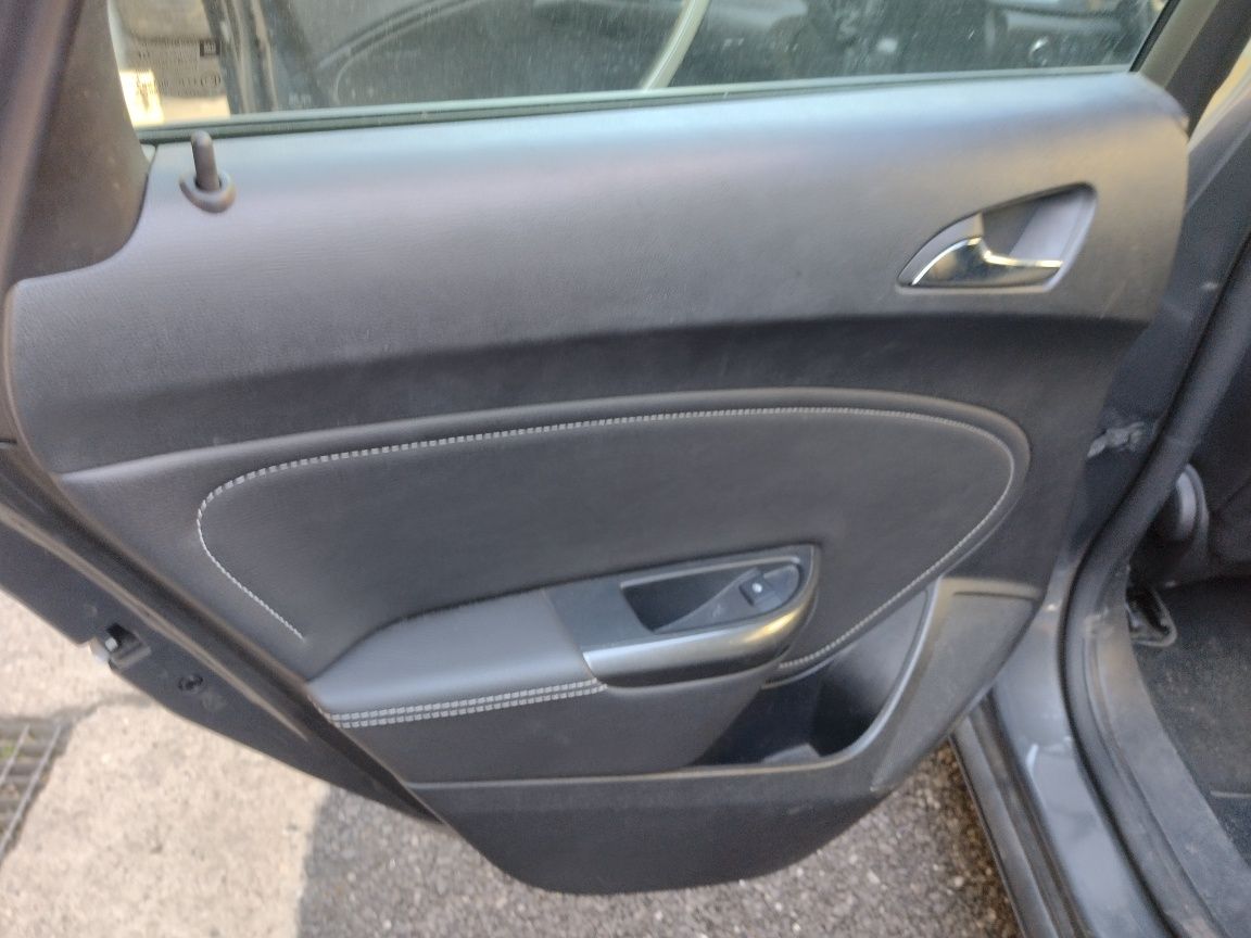 Opel Astra J kombi 09-15 - Fotele przód tył Półskóra + Boczki kpl. EUR