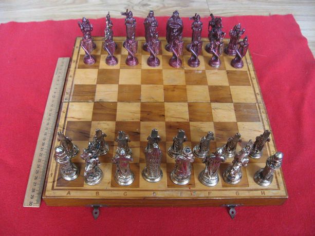 Шахматы металлические ,Крестоносцы и Сарацины, деревянная доска