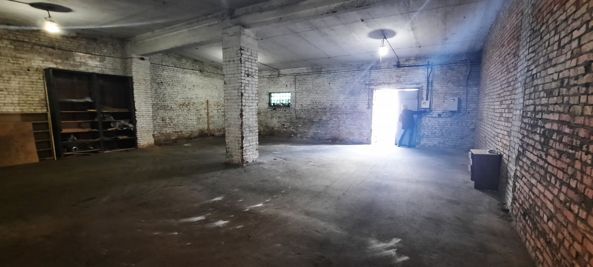 Склад. Площа S = 135 m2. Три ФАЗИ. Асфальт. 220/380V. Напруга.