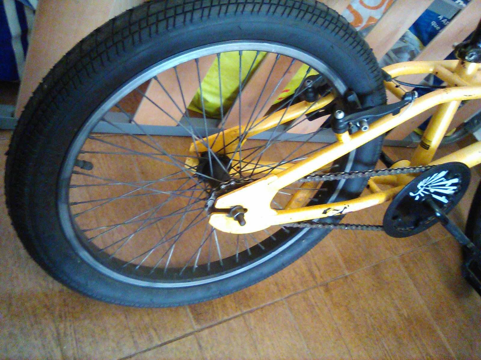 BMX   Roda 20 "  Pneus novos