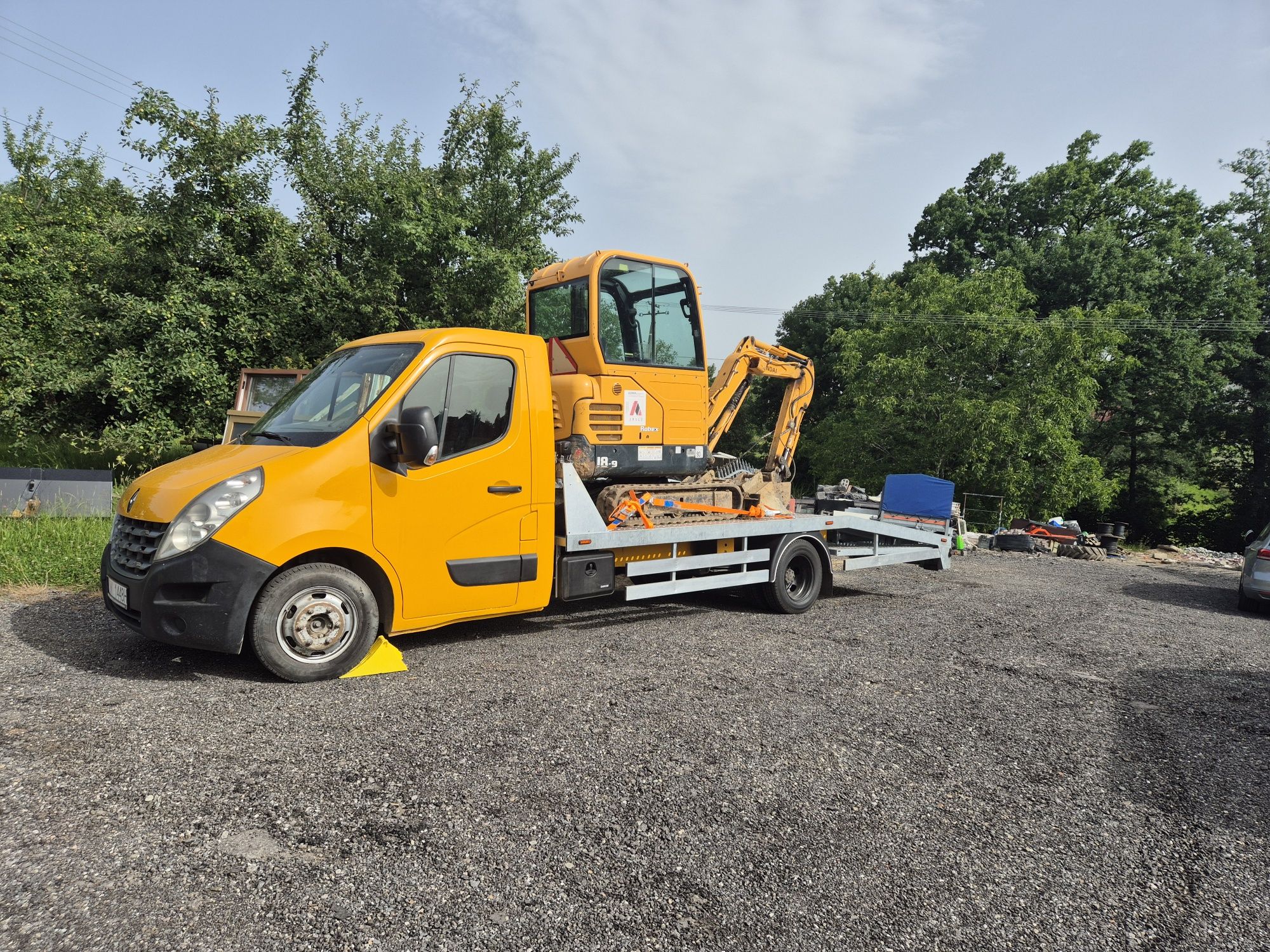 Pomoc drogowa holowanie autolaweta transport aut transport koparek