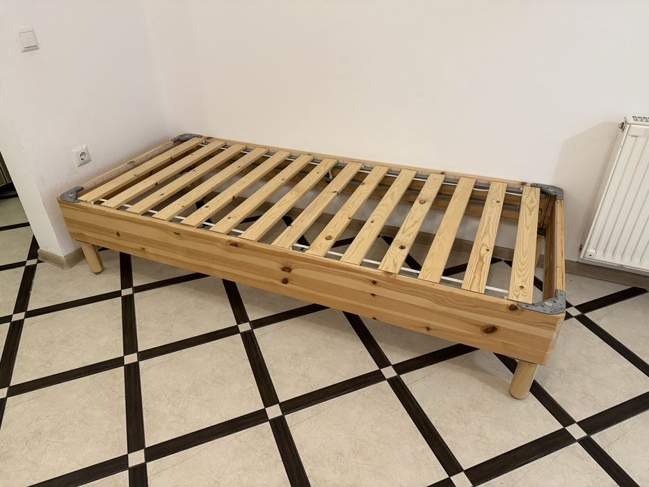 Деревʼяне ліжко з матрацом / ламель диван