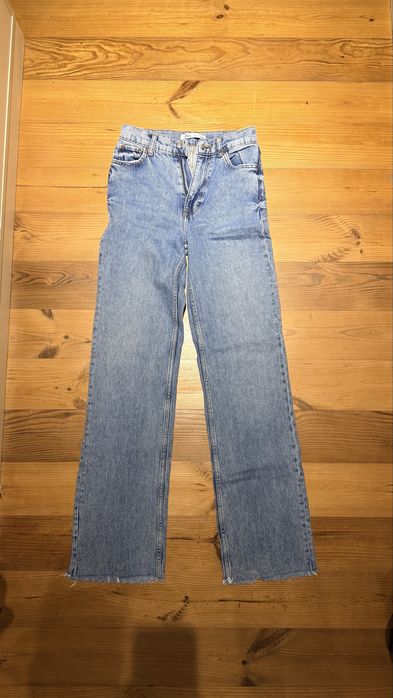 Блакитні джинси Zara прямого крою з рваним краєм