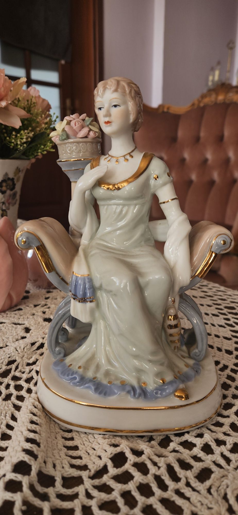 Porcelanowa figurka kobiety