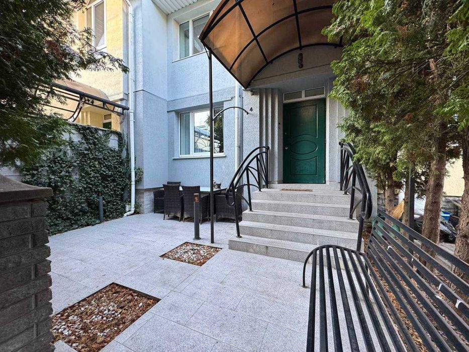 Котедж з гаражем р-н міськоі ради      350 000