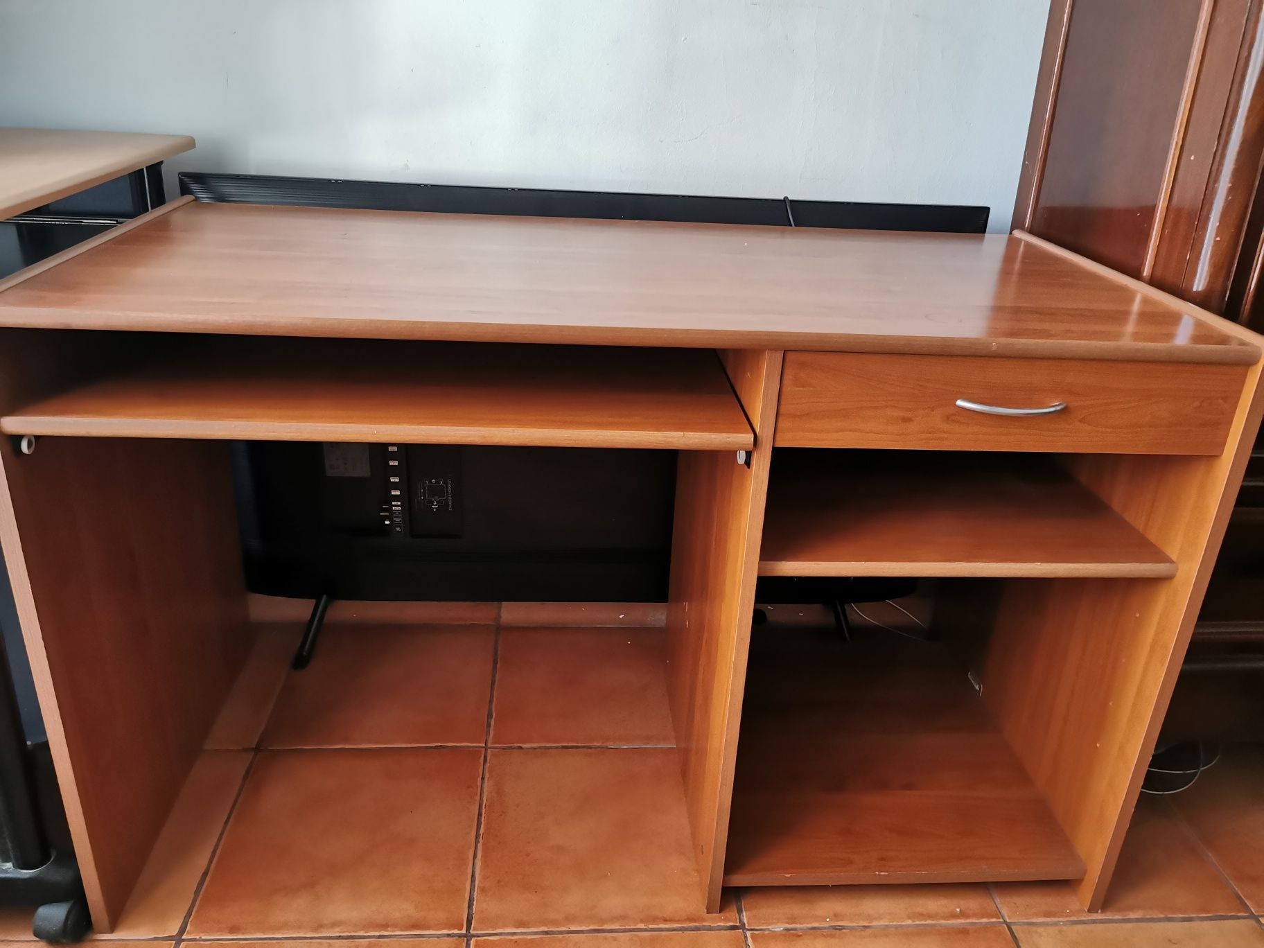 Secretária (124 cm X 60 cm)