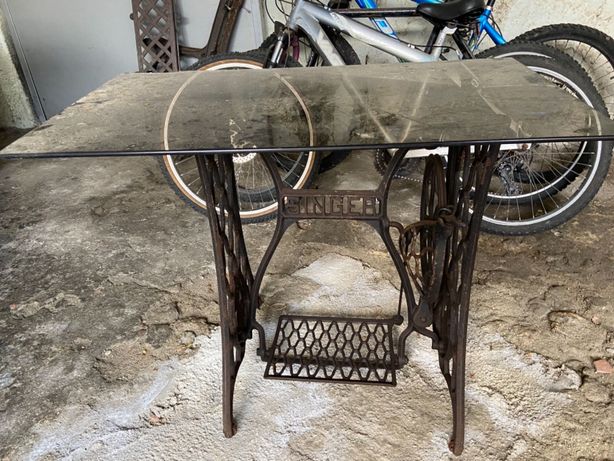 Mesa com pedal de costura