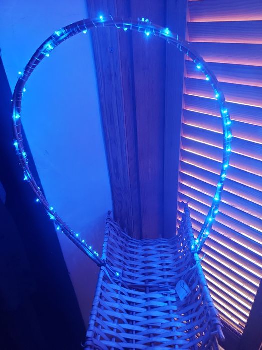 Новорічна корзинка зі шпону з синьою гірляндою