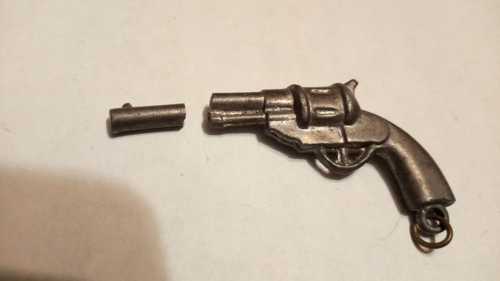 Игрушка , брелок револьвер.Сломанный.