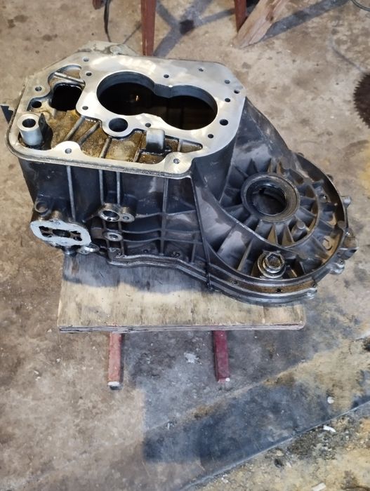 Корпус МКПП на VW Caddy 3 (2.0 дизель)