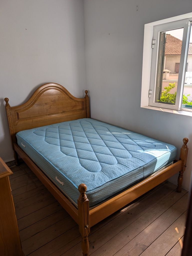 Quarto em madeira (cama 135x185 com estrado novo)