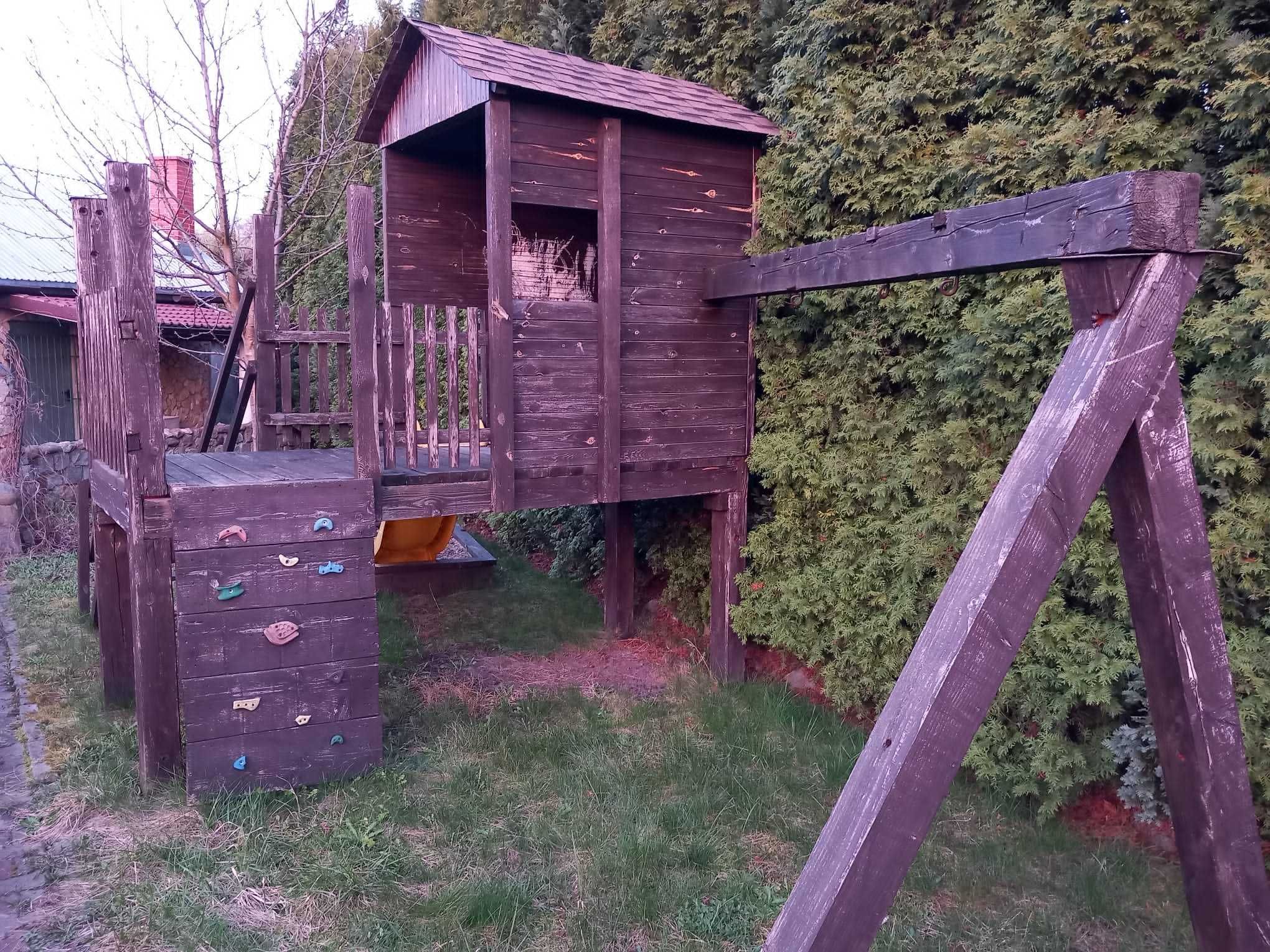 Drewniany domek wraz ze zjeżdżalnią i ścianką wspinaczkową !