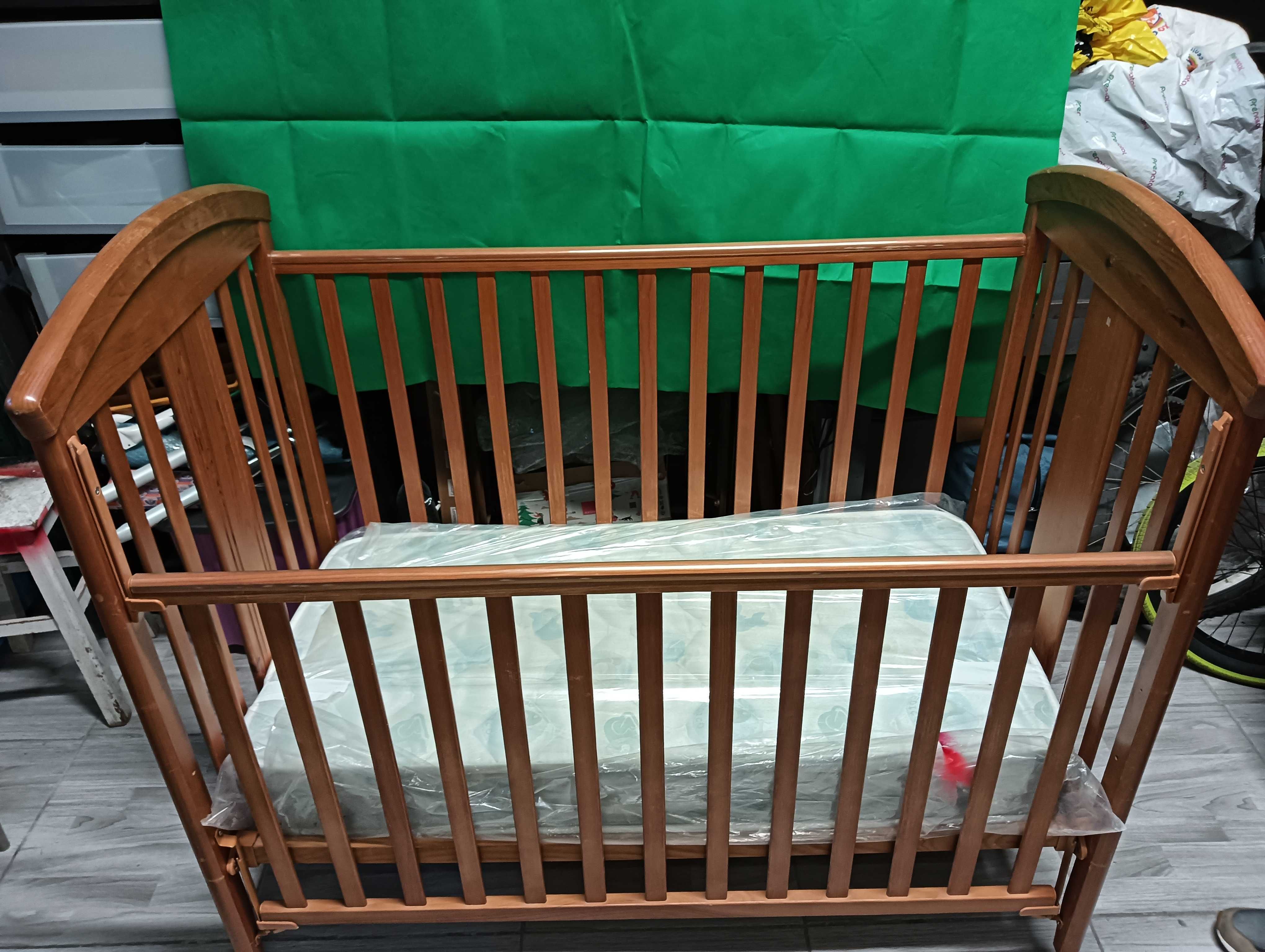 Cama de bebê em pinho