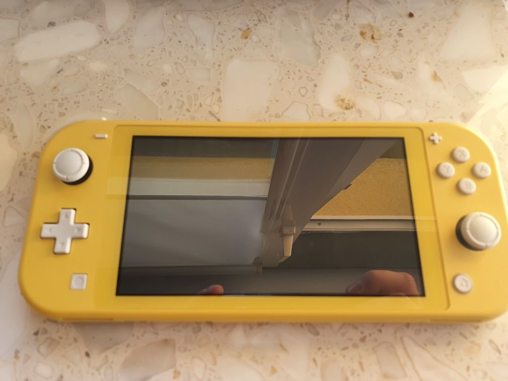 Nintendo Switch lite Pikachu Stan idealny